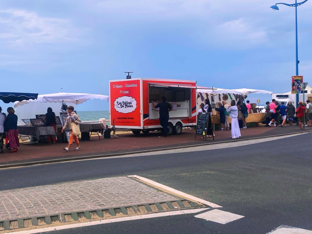 Le food truck crêperie sur un marché en bord de mer en Normandie