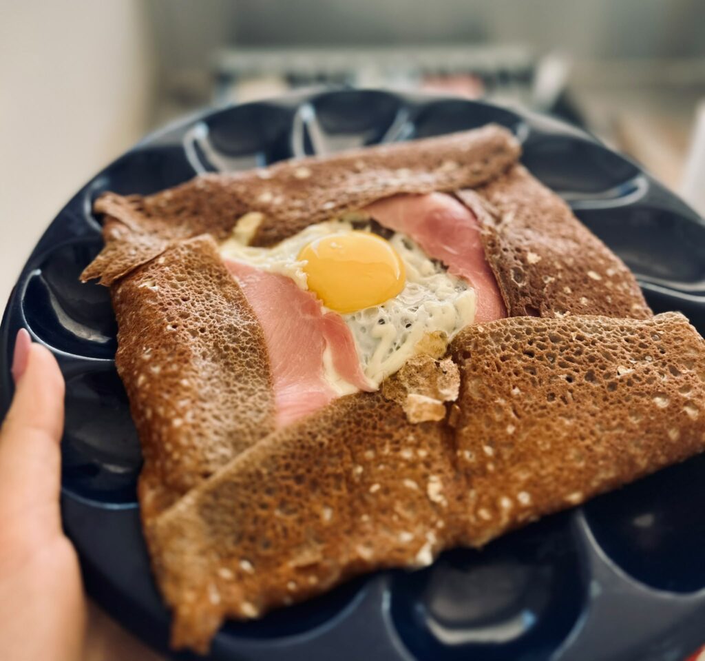 Galette de sarrasin complète : jambon, œuf, fromage