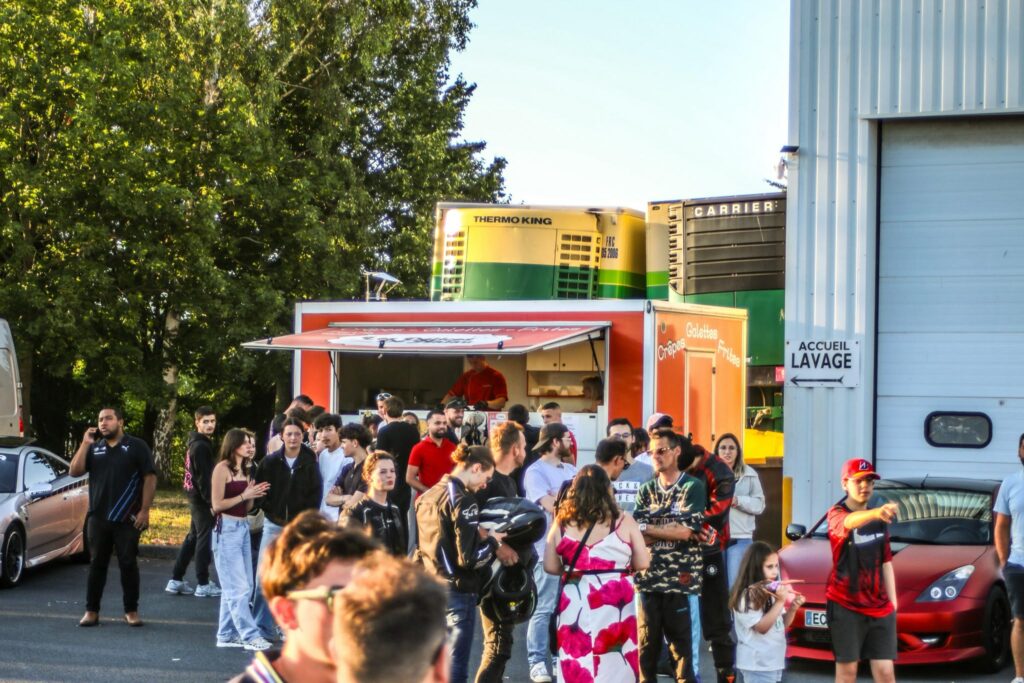 Les invités autour du food truck lors d’un événement